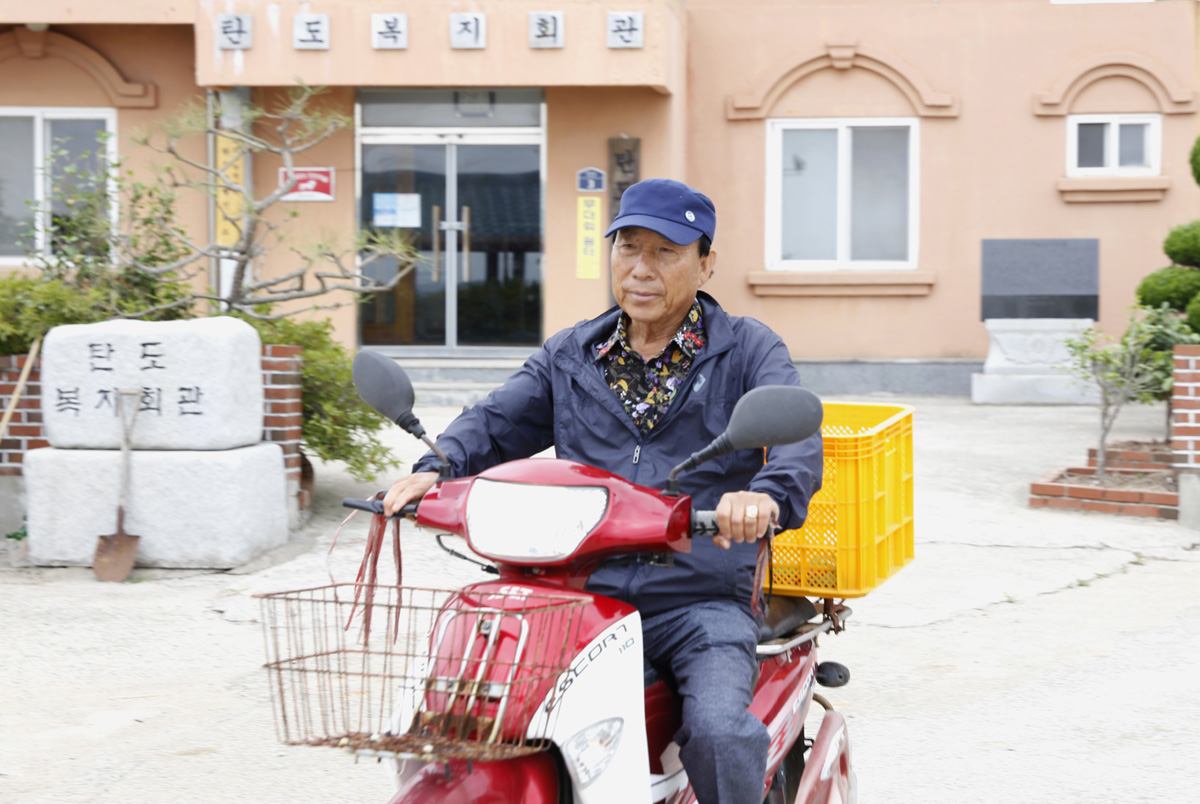 탄도복지회관 앞에서 만난 김영복 탄도 이장. 44년째 마을 이장을 맡고 있다.