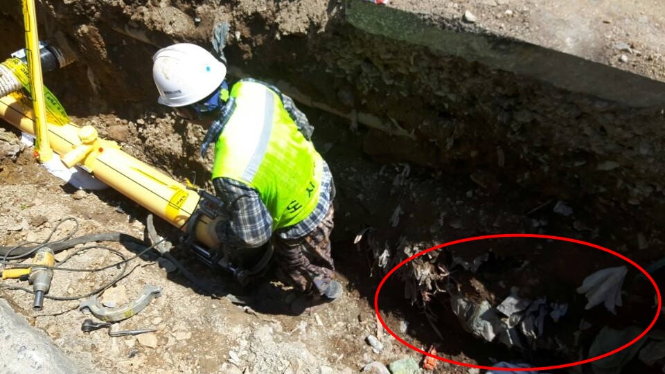 15일 서산 시외버스터미널 인근에서 도시가스 배관 공사 중 매립된 생활폐기물이 발견되었다.