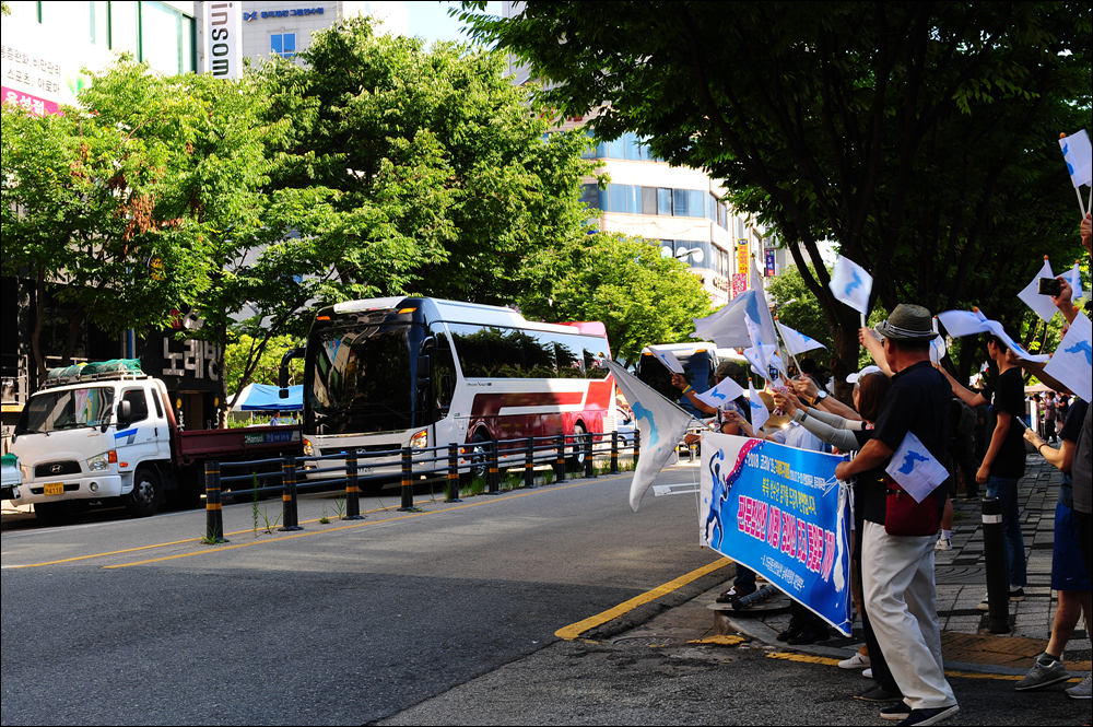  북측 선수단을 태운 버스가 숙소 근처에 나타나는 순간 대전시민들은 한반도기를 힘차게 흔들며 환영을 했다.