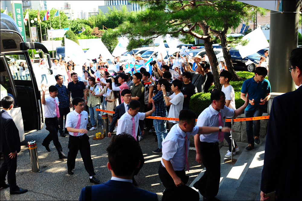  15일 오후, ‘2018 코리아오픈 국제탁구대회’ 참석을 위해 북측 선수단이 대회가 열리는 대전에 도착했다. 북측 선수단을 환영하는 대전시민들을 향해 북측 선수들이 손을 들어 화답하고 있다.