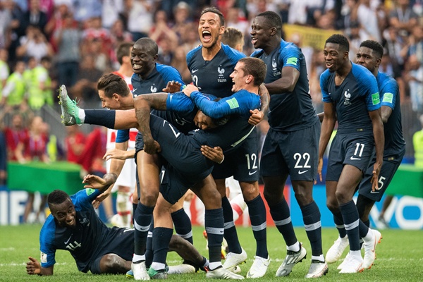 2018 러시아 월드컵 결승전 프랑스-크로아티아 경기 7월 16일 오전 0시(한국시각) 러시아 루즈니키 스타디움에서 벌어진 2018 FIFA(국제축구연맹) 월드컵 결승전 프랑스-크로아티아와의 경기에서 4-2로 이긴 프랑스 선수들이 기뻐하고 있다. 