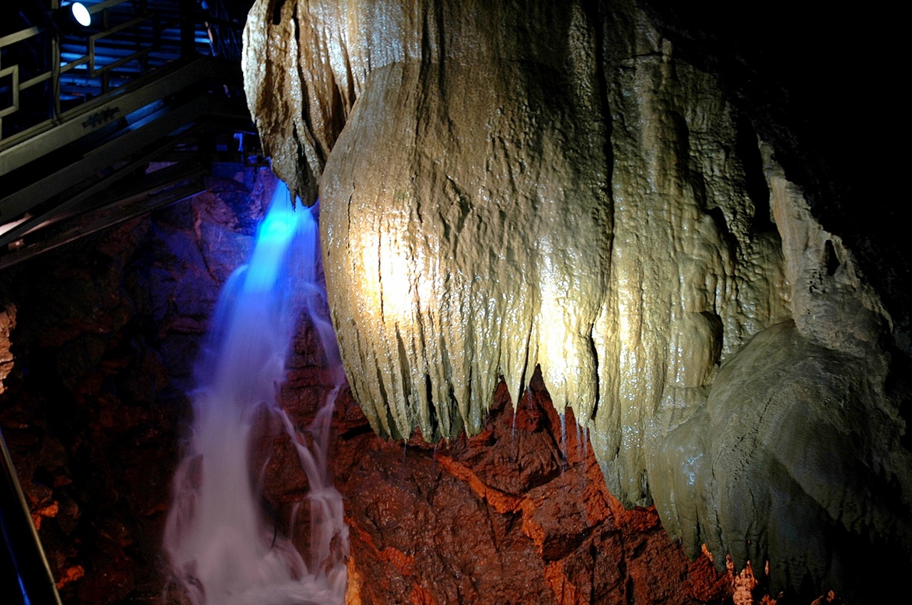 동굴은 개방한지 10여 년 정도 지났지만, 예약제로 출입 인원을 제한하고 가이드가 안내하는 구조로 되어 있어 오염이 덜하고 청정함을 유지하고 있다. 