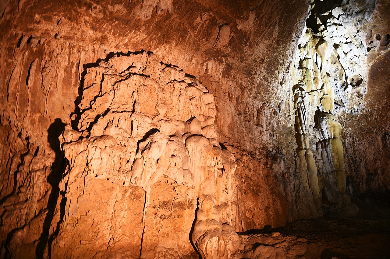 동양 최대라는 수식어를 갖고 있는 동굴 답게 규모가 크고 웅장하다. 