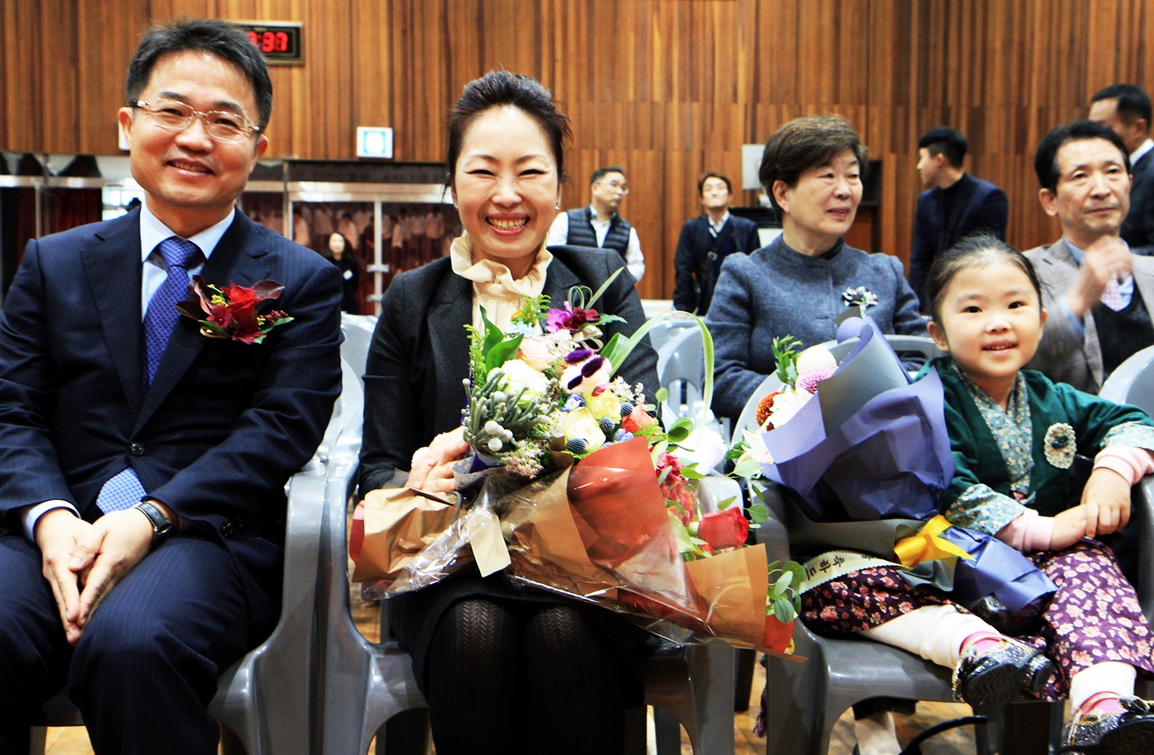  2017년 제12회 영산법률문화상을 수상한 천종호 판사가 그의 아내와 늦둥이 막내딸(7)과 함께 수상의 기쁨을 나누고 있다.