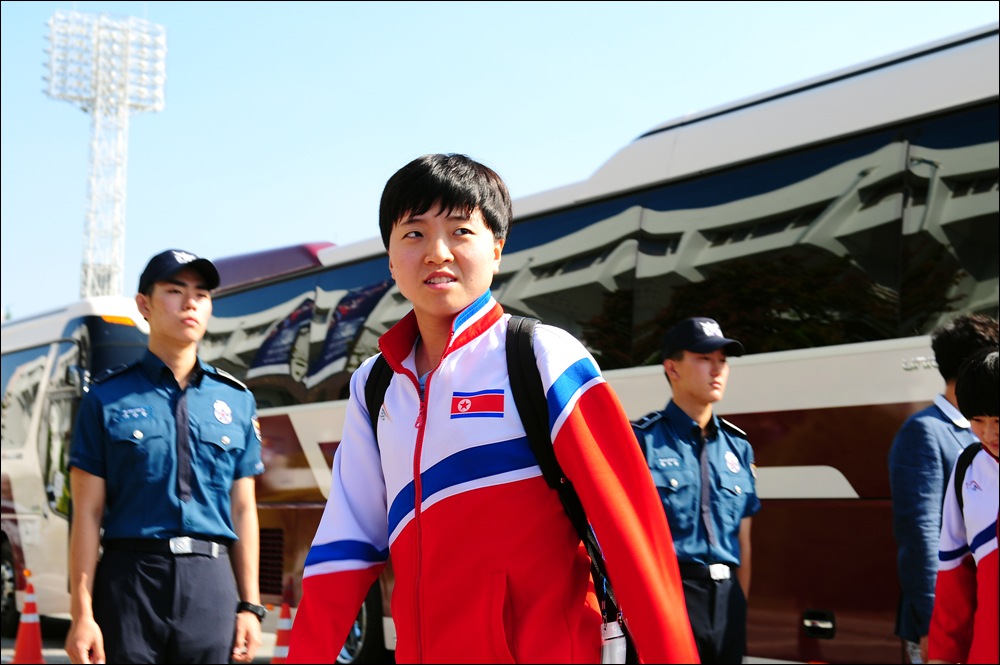  북측 탁구 선수단의 김송이 선수가 버스에서 내려 한밭체육관으로 들어가고 있다.