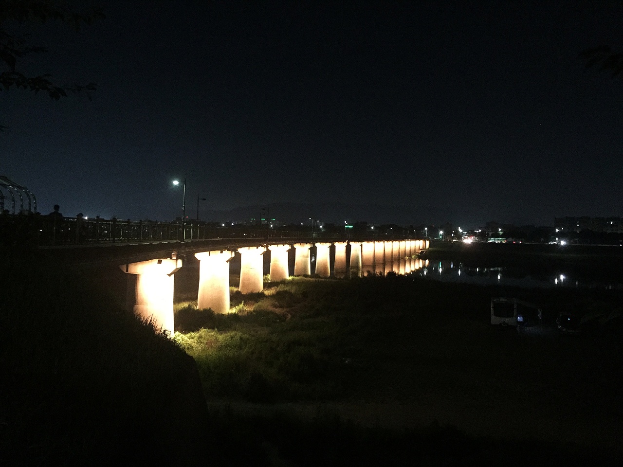 2018년 7월 14일 촬영한 반쪽운영중인 경주 서천 장군교 야간경관조명