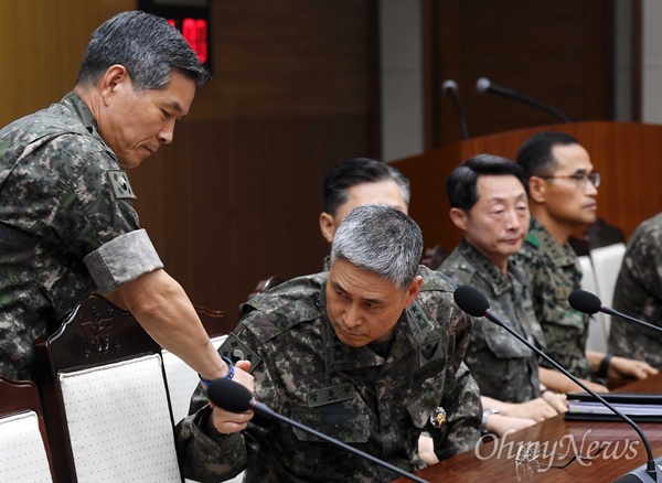 문재인 대통령이 촛불집회 당시 국군기무사령부가 작성한 계엄령 검토 문건을 즉각 제출하라고 지시한 가운데 지난 7월 16일 서울 용산구 국방부 대회의실에 정경두 합참의장과 김용우 육군 참모총장(가운데)이 참석하고 있다. 