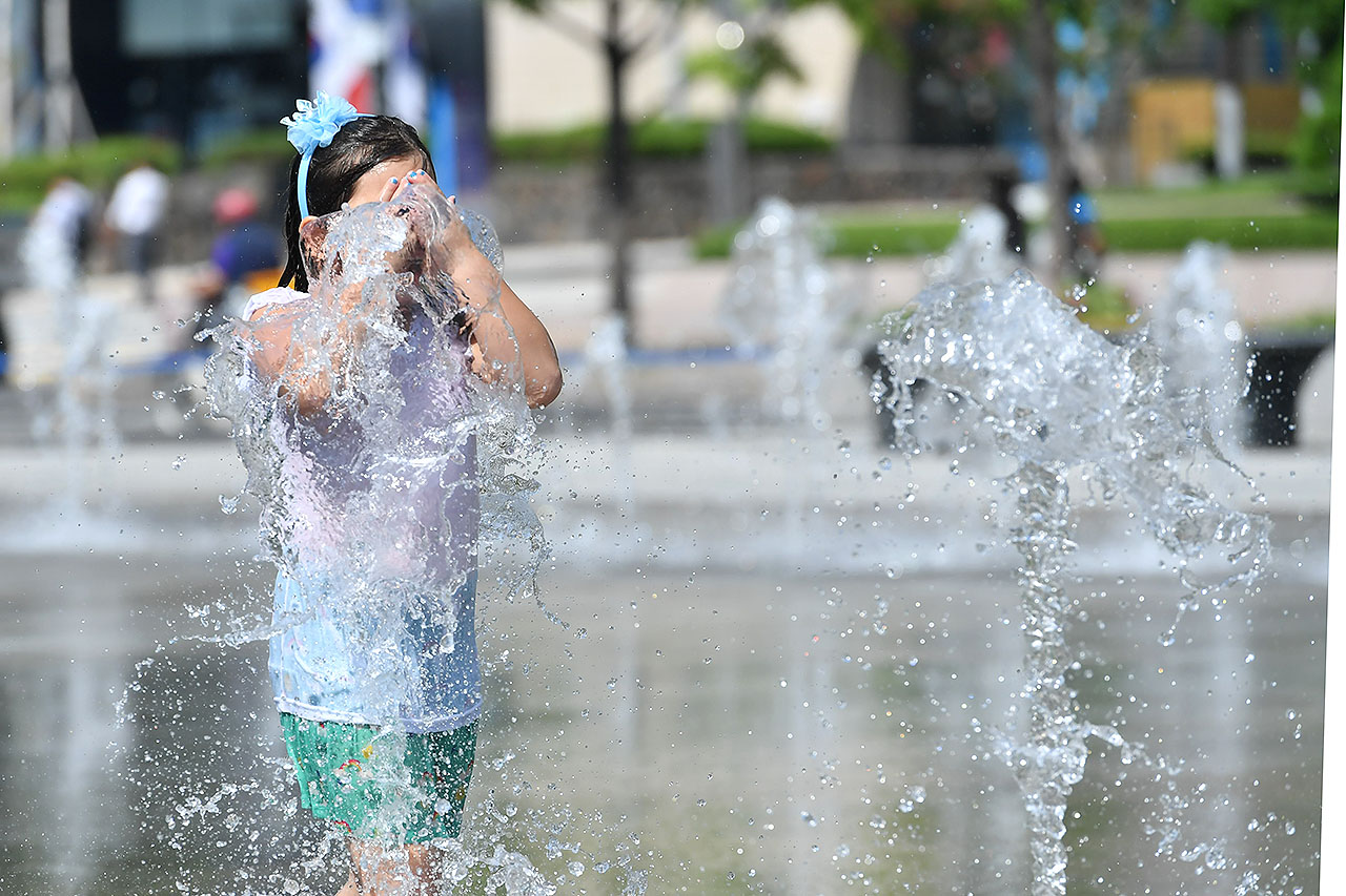 서울에 올 여름들어 처음으로 폭염경보가 발효된 16일 오후 광화문광장을 찾은 한 어린이가 광장 분수대에서 뿜어져 나오는 물줄기 속을 뛰어다니며 더위를 식히고 있다. 2018.7.16