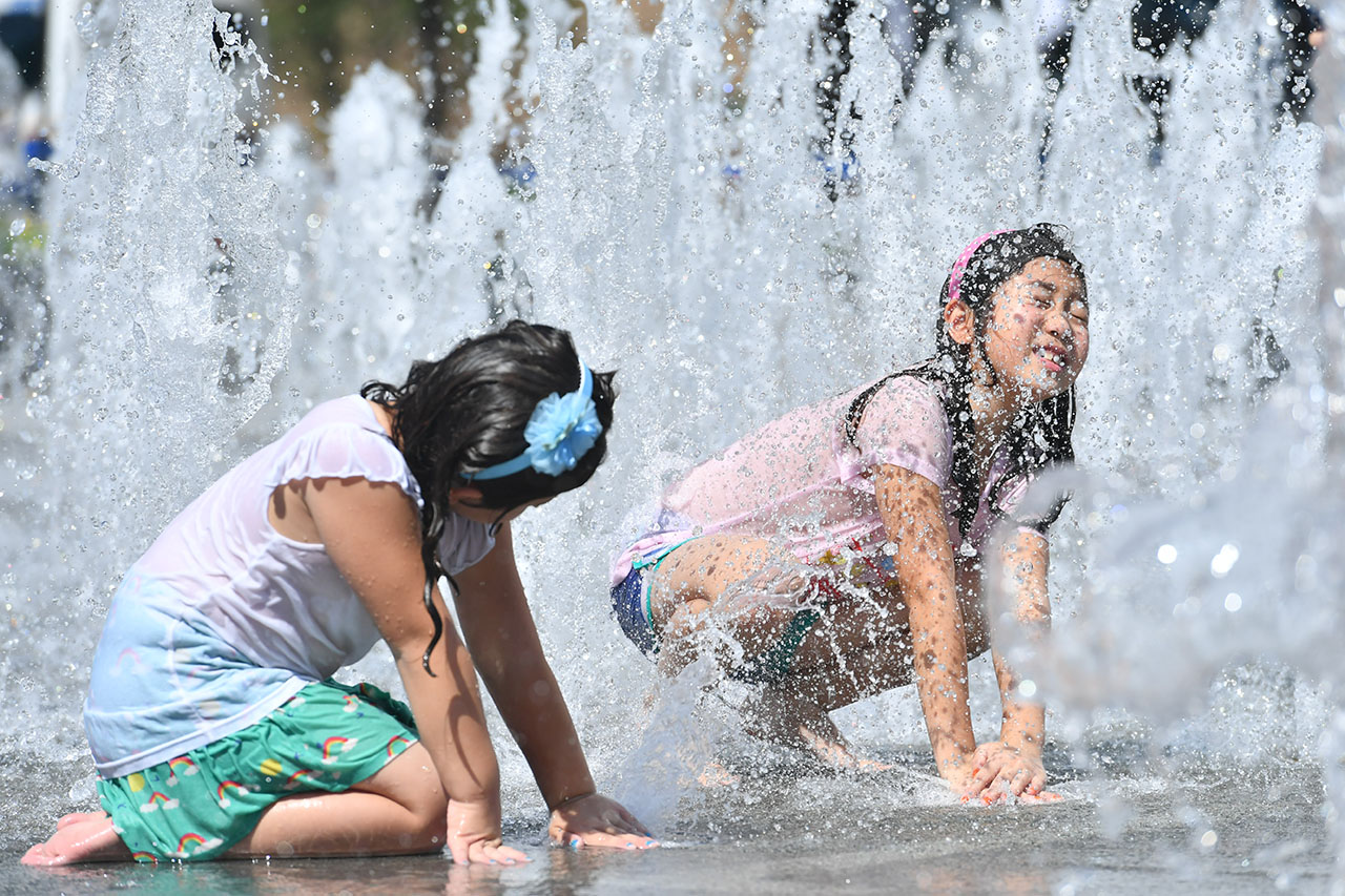 서울에 올 여름들어 처음으로 폭염경보가 발효된 16일 오후 광화문광장을 찾은 어린이들이 광장 분수대에서 뿜어져 나오는 물줄기를 맞으며 더위를 식히고 있다.  2018.7.16
