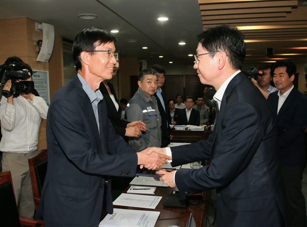  경남도는 김경수 도지사가 참석한 가운데, 7월 16일 경남도청 회의실에서 '경제혁신추진위원회' 첫 회의를 열었다.