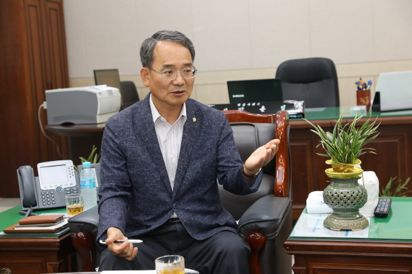 “박춘엽 충남 계룡시의회 의장” 박춘엽 충남 계룡시의회 의장은 정치를 시소에 비유한다. 시민이 지향하는 바를 제대로 파악해 실천해 나가겠다는 다짐이다.