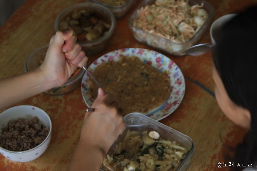 맛이란, 우리 살림맛이란, 우리 집 맛이란 무엇일까 하고 돌아봅니다. 집에서 아이들하고 함께 김치부침개를 반죽하고 부쳐서 먹으며 '살림맛'을 새삼스레 되새깁니다.