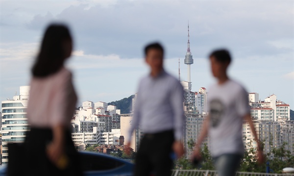  주52시간 근무제 시행 후 첫 화요일인 3일 오후 서울 여의도의 한 거리에서 직장인들이 퇴근을 하고 있다.