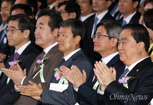 문희상 국회의장 등 5부 요인이 17일 서울 여의도 국회 로텐더홀에서 열린 제70주년 제헌절 경축행사에 참석하고 있다. 오른쪽부터 문 의장, 김명수 대법원장, 이진성 헌법재판소장, 이낙연 국무총리, 권순일 중앙선거관리위원장. 