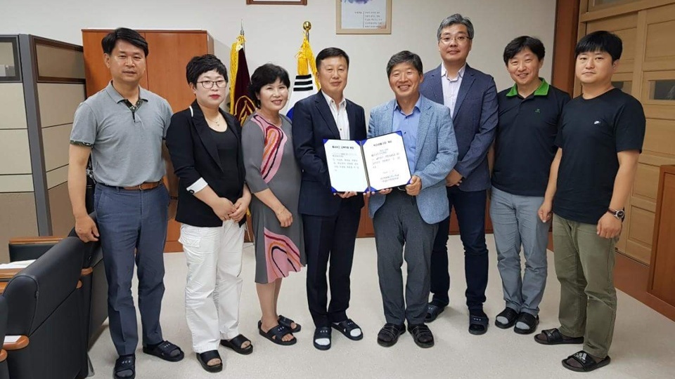  홍성여고에서는 지난 9일 제142회 학교운영위원회에서 교복자율화 관련 학교생활규정 개정안을 만장일치로 통과시켜 교복자율화를 시행하게 됐다.