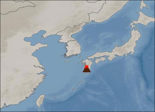  일본 규슈 섬의 사쿠라지마 화산(위도:31.59 N, 경도:130.66 E)이 16일 오후3시 38분쯤 폭발했다. 17일 오후 이번 화산폭발에 의한 화산재가 제주도 남쪽에 영향을 미칠 것으로 관측돼 주의가 요구된다. 제주와의 직선 거리는 약 430km에 불과하다. / 사진 = 기상청 갈무리