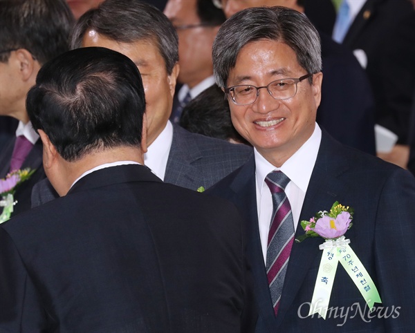 김명수 대법원장이 17일 서울 여의도 국회 로텐더홀에서 열린 제70주년 제헌절 경축행사에 참석하고 있다. 