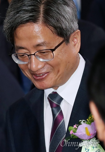 김명수 대법원장이 지난 7월 17일 서울 여의도 국회 로텐더홀에서 열린 제70주년 제헌절 경축행사에 참석하고 있다.