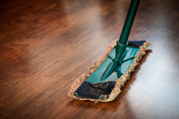 청소라면 45년 경력자다. 이제 방바닥 대신 복지관 바닥을, 손걸레 대신 대걸레를 들고 집이 아닌 복지관을 쓸고 닦고 있다. 그렇게 엄마의 청소 경력은 45년 6개월이 되었다