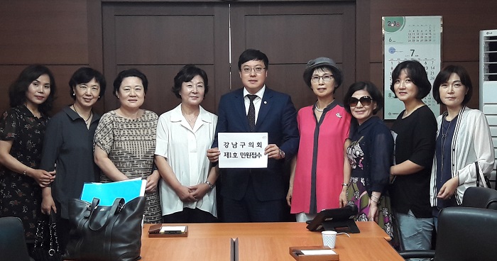 강남구의회 이관수 의장(가운데)이 지난 13일 강남구의회 의장실에서 목련아파트 주민들로부터 민원을 접수받았다.