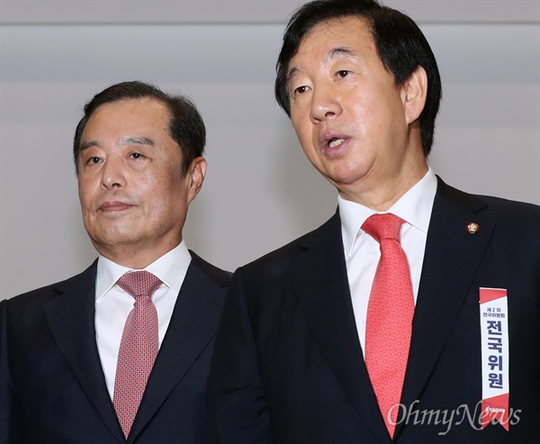 자유한국당 김병준 비대위원장이 17일 오전 국회 의원회관에서 열린 제2차 전국위원회에서 김성태 원내대표와 나란히 단상에 올라 있다.