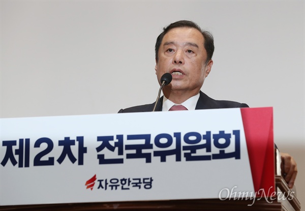 자유한국당 김병준 비대위원장이 17일 오전 국회 의원회관에서 열린 제2차 전국위원회에서 인사말 하고 있다.