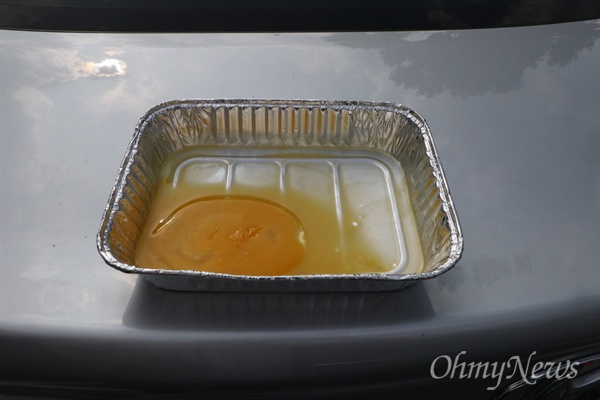 차량 보닛 위에 올려놓은 달걀이 30분이 지나자 반숙이 되었다.