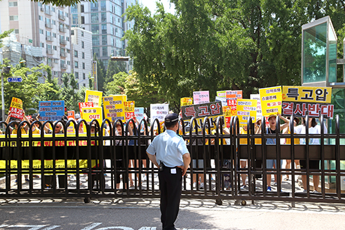 닫힌 정문 사이로 대치하고 있는 주민들과 인천시청 청원경찰