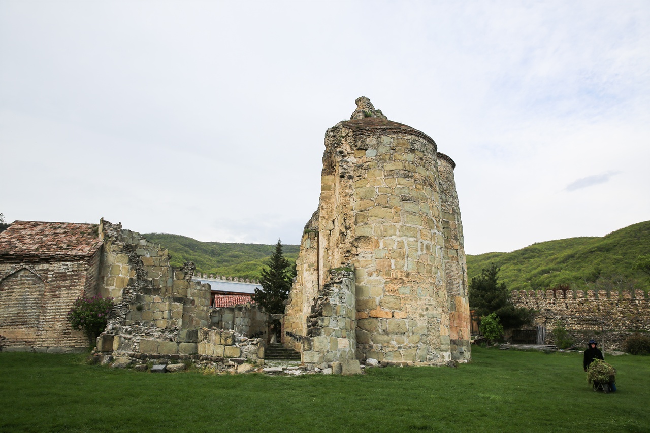 해발 700미터에 위치한 사가레조에는 곳곳에 폐허가 된 요새와 수도원이 남아 있다.