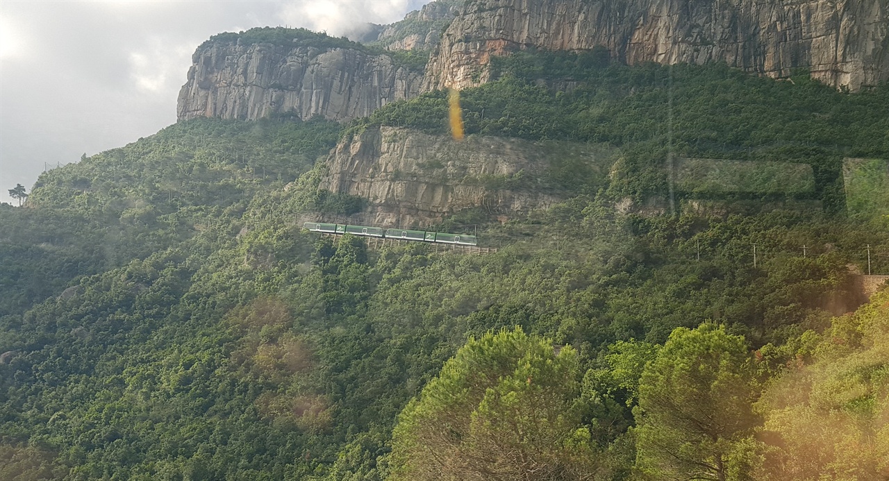 산악열차를 타고 몬세라트 수도원에 오릅니다.