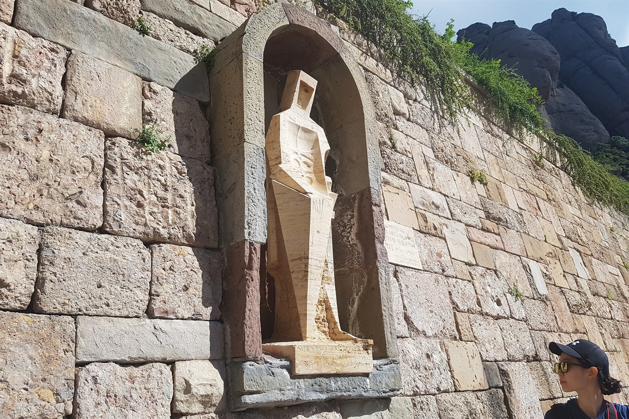 호셉 마리아 수비라치의 작품인 산 조르디(Sant Jordi) 조각상입니다.
