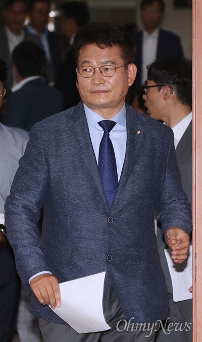 더불어민주당 송영길 의원이 당대표 선거 출마 선언을 하기 위해 18일 오전 국회 정론관에 들어서고 있다. 