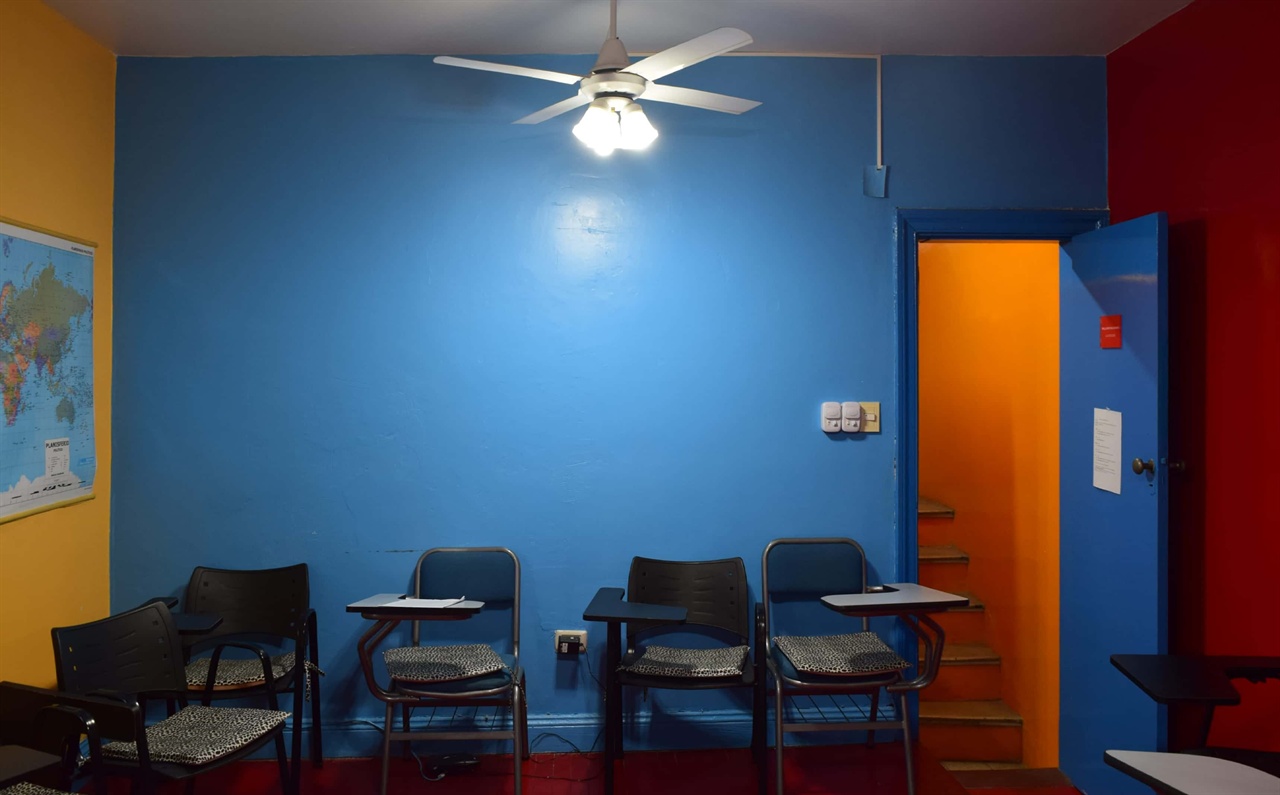 교실 뒤쪽의 벽은 파란색으로 전체적으로 색감이 독특하다.