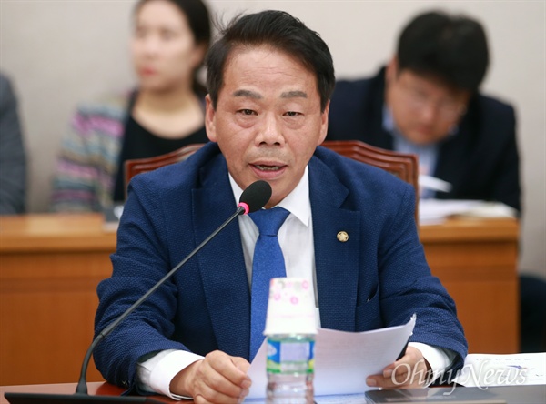이완영 자유한국당 의원이 지난 7월 18일 오전 서울 여의도 국회에서 열린 법제사법위원회의 전체회의에 참석해 인사말을 하고 있다.