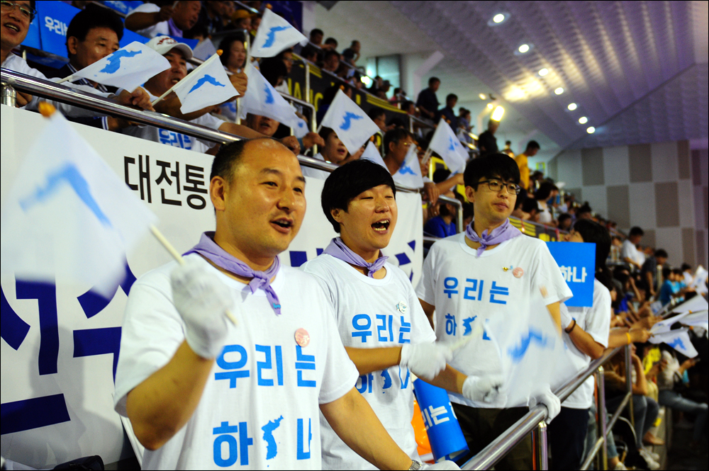  대회 첫날부터 통일응원단의 활약이 대단했다. 통일응원단은 남북 단일팀 경기를 비롯해, 남북 선수들을 응원하고 있다.