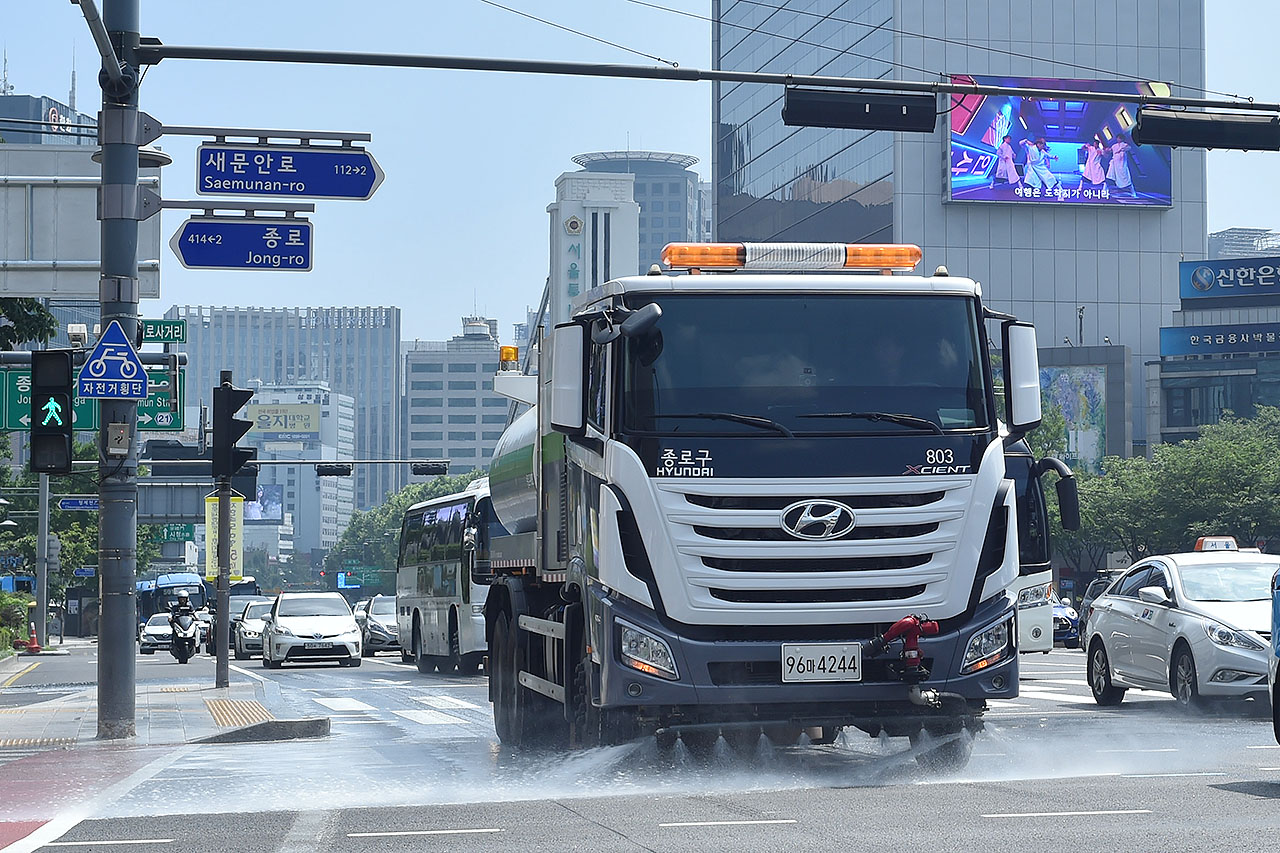  연일 찜통더위가 이어지고 있는 가운데 18일 오후 서울 세종로 일대에서 물청소차가 도로에 물을 뿌리며 뜨겁게 달아오른 열기를 식히고 있다. 서울시는 낮 최고기온이 32도 이상인 폭염이 발생하면 도로 살수(물 뿌리기)작업을 강화하여 실시할 계획이다. 2018.7.18