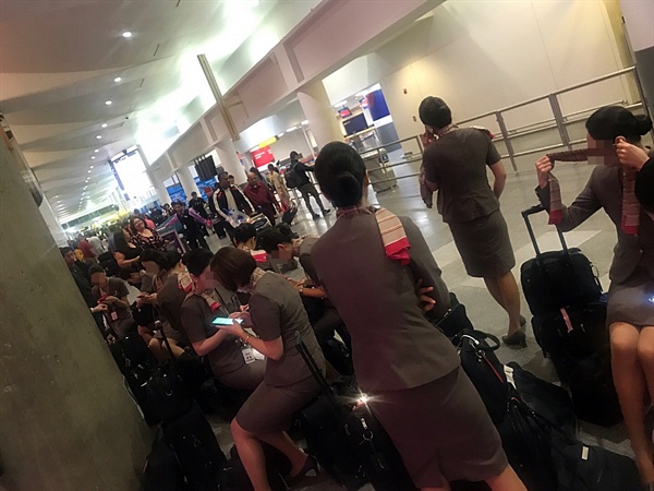 아시아나항공 익명채팅방에 올라온 사진. 연쇄 지연 사태로 객실승무원들이 뉴욕 존에프케네디(JFK)공항에서 무작정 대기하고 있는 모습이다. 