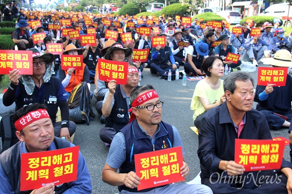 전국금속노동조합 경남지부는 7월 18일 오후 창원지방법원 앞에서 "성동조선해양 정리해고 계획 철회, 한국지엠의 불법파견 정규직화 이행 촉구, 2018년 임단투 승리를 위한 영남권 결의대회"를 열었다.
