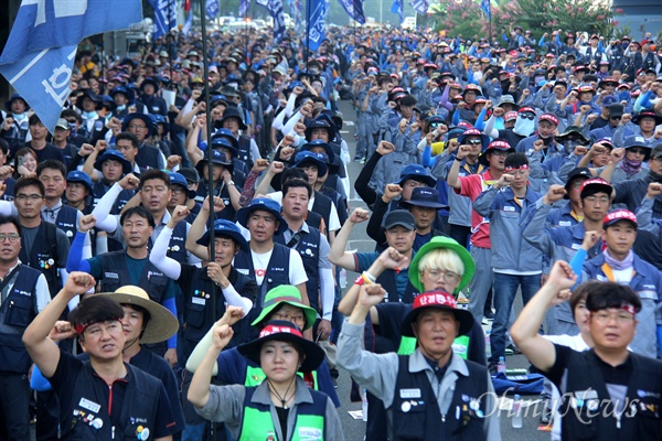 전국금속노동조합 경남지부는 7월 18일 오후 창원지방법원 앞에서 "성동조선해양 정리해고 계획 철회, 한국지엠의 불법파견 정규직화 이행 촉구, 2018년 임단투 승리를 위한 영남권 결의대회"를 열었다.