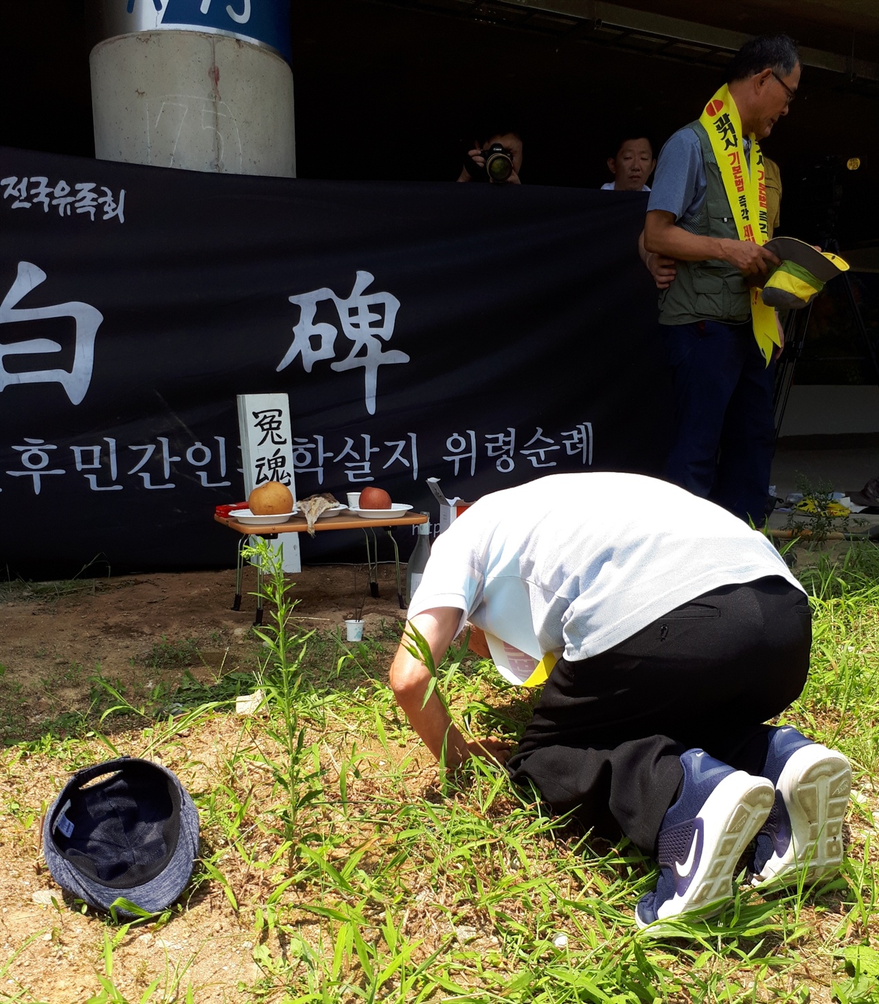 7월 17일 백비 민간인 학살지 순례단이 제14연대 봉기군과 경찰의 치열한 교전이 벌어졌던 장대다리 밑에서 표식을 설치하고, 희생자들을 위해 제사를 올렸다.