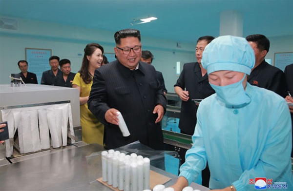 <로동신문>에 따르면 김 위원장은 신의주 화장품 공장을 방문해 만족감을 드러냈다. 뒤로 리설주 여사도 보인다. 