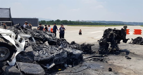 (서울=연합뉴스) 18일 경북 포항시 남구 포항 비행장 활주로에 추락한 해병대 상륙기동 헬기 '마린온'이 산산조각이 나 있다. 2018.7.18 [헬기 사고 유족 제공]