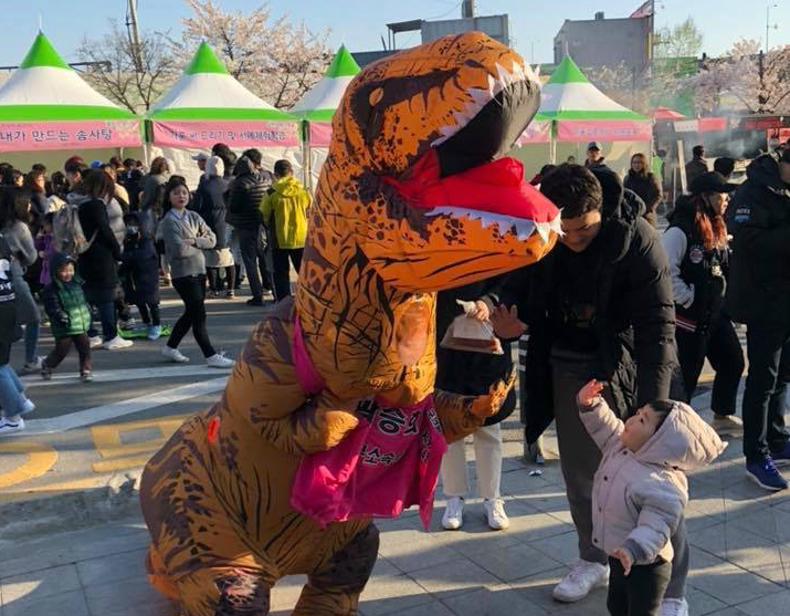 2018년 3월 금천구청 앞마당에서 열린 벚꽃축제에서 공룡탈을 쓴 채 선거운동에 나섰다. 아이에겐 즐거움을, 부모들에겐 선거 명함을 건넸다. 