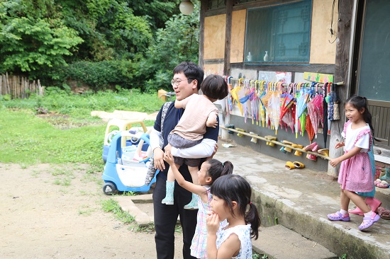  '신나는 놀이터' 선생님들과 원생들이 어린이집을 방문한 연수단을 반겼다.