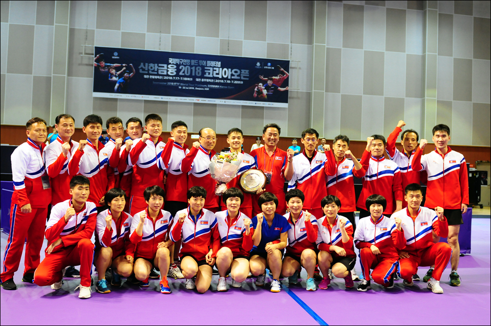  북측 선수단은 함유성 선수의 우승을 축하하며 함께 기념촬영을 했다.