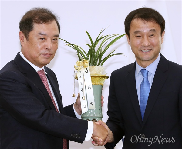 문 대통령 축하 난 받는 김병준 비대위원장 한병도 청와대 정무수석(오른쪽)이 19일 오전 서울 여의도 국회를 방문해 김병준 자유한국당 비대위원장에게 문재인 대통령의 축하난을 전달하고 있다.