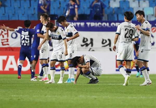 고개 숙인 인천 선수들 18일 오후 경기도 수원시 팔달구 수원월드컵경기장에서 열린 'KEB하나은행 K리그 1' 수원 삼성 블루윙즈와 인천 유나이티드의 경기. 5-2로 패하며 16경기 연속 승리를 기록하지 못한 인천 선수들이 고개를 숙이고 있다.