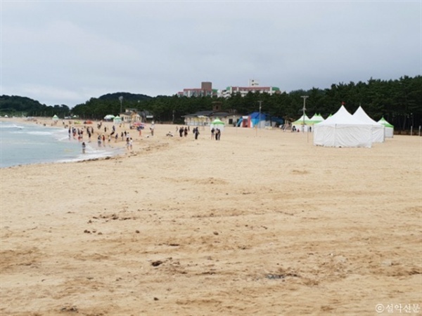 속초연안정비사업 이후 바닷모래가 유입되면서 지난 6일 개장한 속초해수욕장이 넓은 모래벌판을 이루고 있다. 