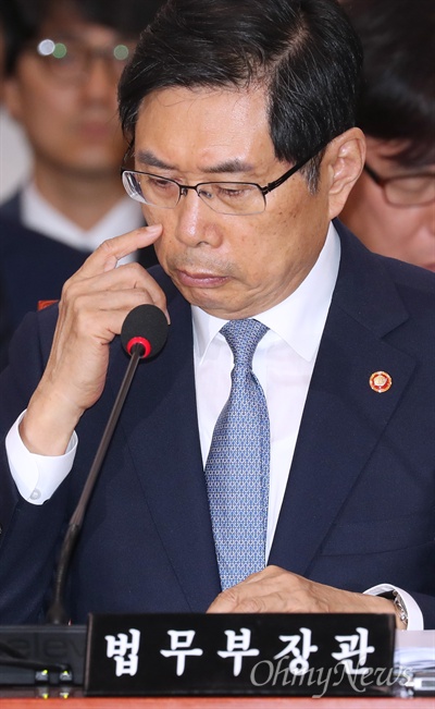 박상기 법무부 장관이 19일 서울 여의도 국회에서 열린 법제사법위원회 전체회의에서 의원들의 질의를 듣고 있다. 