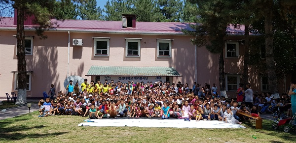 경상대학교는 6월 25일부터 7월 7일까지 2주간 우즈베키스탄 타쉬겐트에서 ‘2018학년도 하계 해외봉사활동’을 성공적으로 실시하고 봉사단 해단식을 7월 19일 오후에 남명학관에서 개최했다. 사진은 타쉬켄트 현지에서 기념촬영하는 모습.
